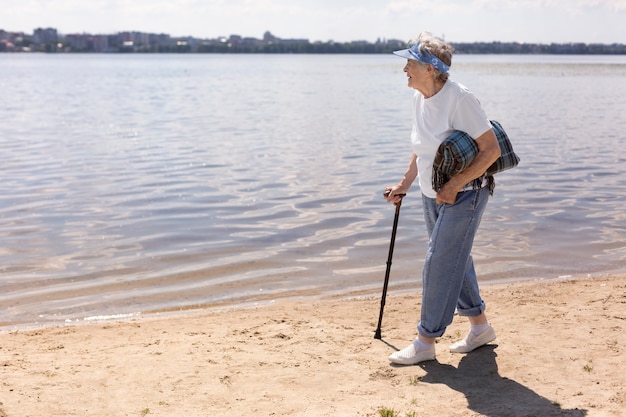 Mulher idosa viajando sozinha no verão