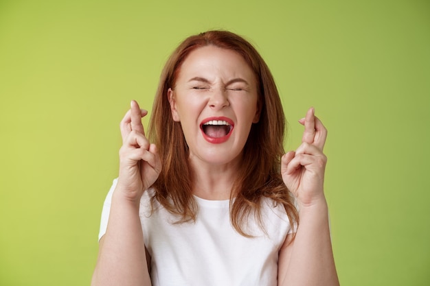 Mulher implorando proteção a Deus feche os olhos gritando emocionados com os dedos cruzados boa sorte fazendo desejo, desejo se tornar realidade, implore ao senhor ajuda crença vibe positiva poder súplica antecipando resultados