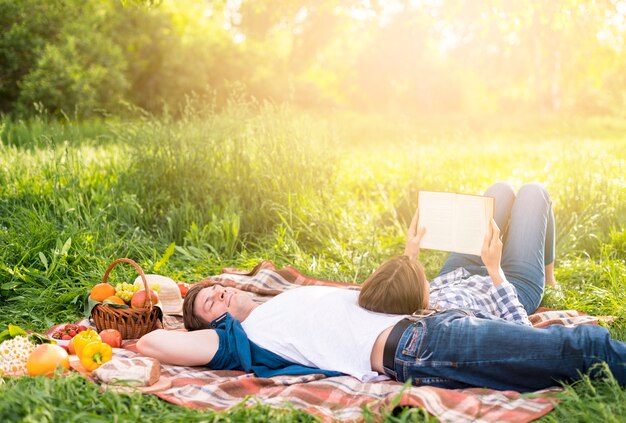 Mulher, inclinar-se, namorado, e, livro leitura