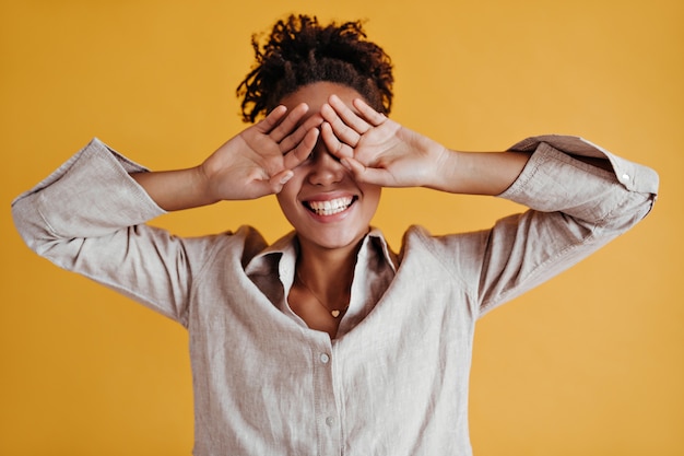 Mulher incrível cobrindo os olhos com as mãos