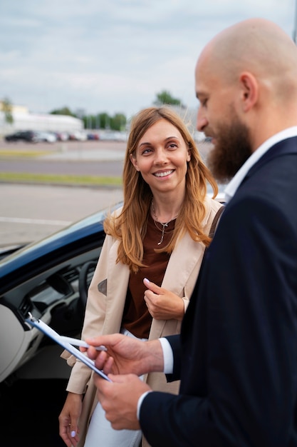 Foto grátis mulher independente financeira comprando carro novo