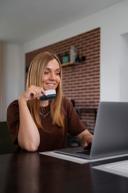 Mulher independente financeira comprando casa nova