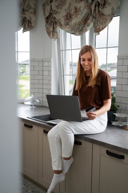 Foto grátis mulher independente financeira comprando casa nova