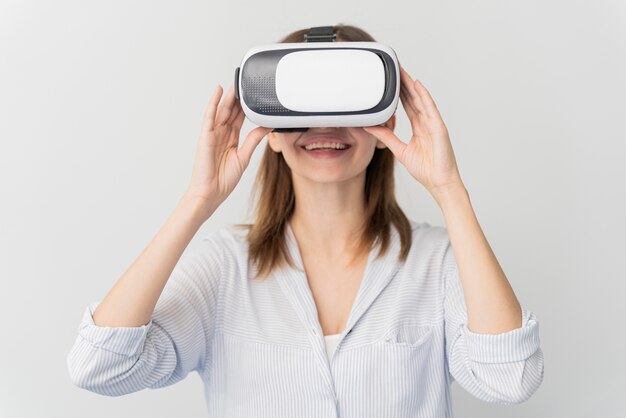 Mulher inovando energia em estilo de realidade virtual