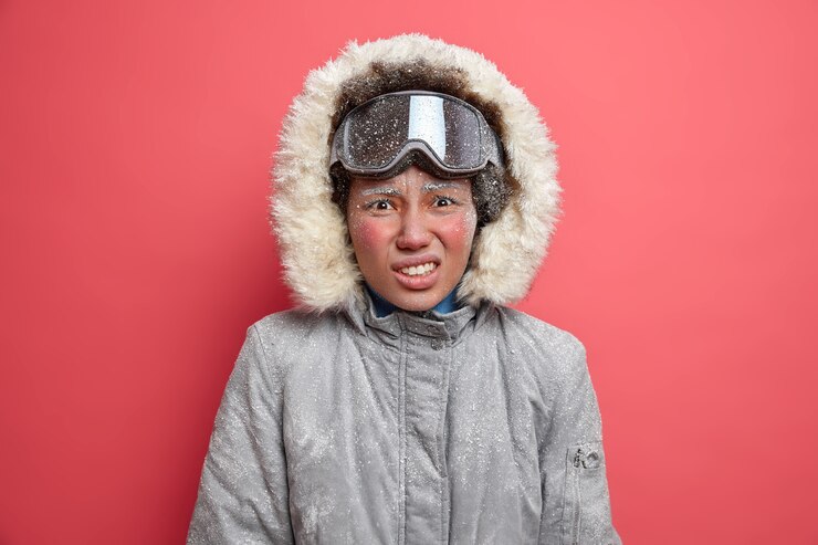Foto grátis mulher insatisfeita aventureira treme de frio passa muito tempo durante forte tempestade de neve vai snowboard usa jaqueta de inverno.