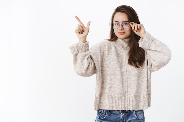 Mulher inteligente e confiante oferecendo um produto perfeito, sabendo o que é falar de pé como profissional