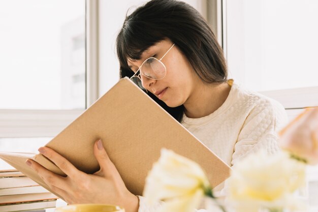 Mulher inteligente estudando em casa