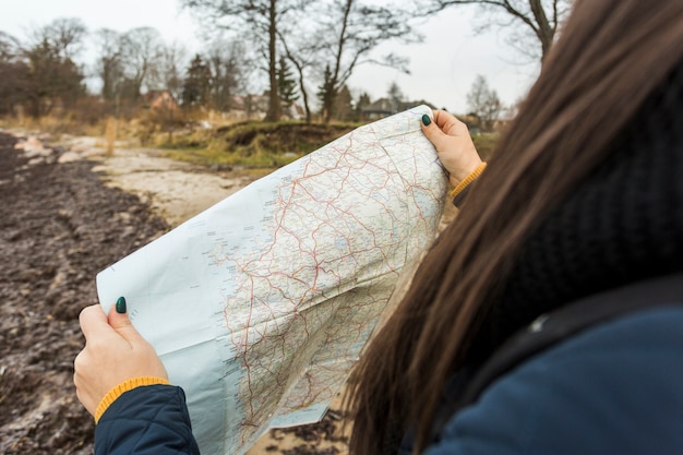 Foto grátis mulher irreconhecível com mapa