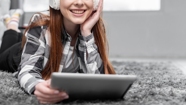 Mulher irreconhecível, segurando o dispositivo tablet