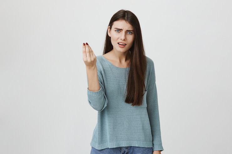 Foto grátis mulher irritada tendo argumento, reclamando