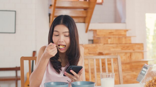 Mulher japonesa asiática toma café da manhã em casa