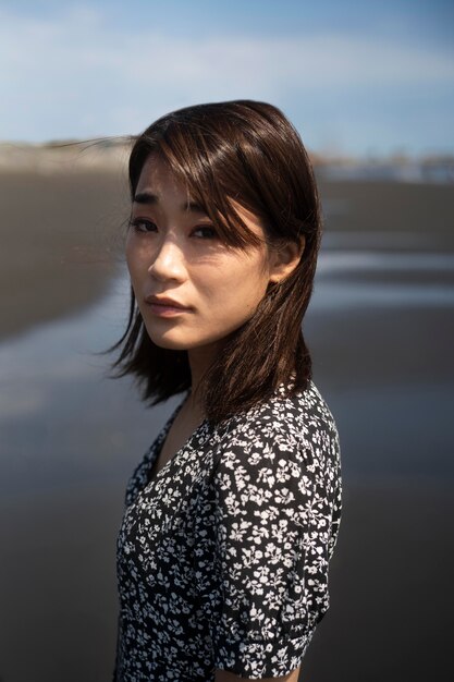 Mulher japonesa com tiro médio na praia