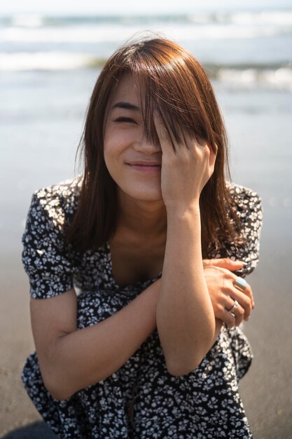 Mulher japonesa com tiro médio na praia