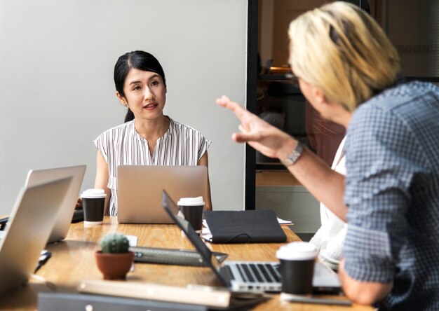 Mulher japonesa em uma reunião de negócios