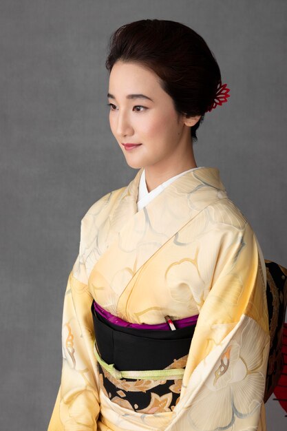Mulher japonesa sorridente com um quimono claro