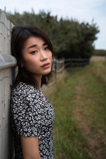 Mulher japonesa tiro médio posando