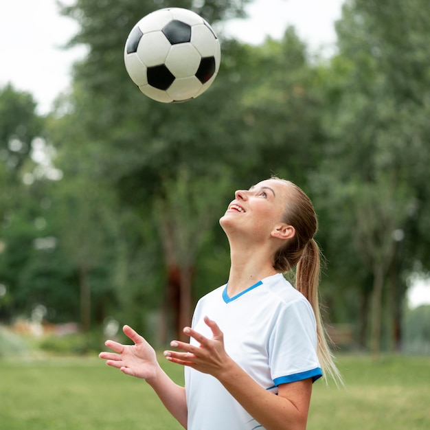 Mulher jogando bola de lado