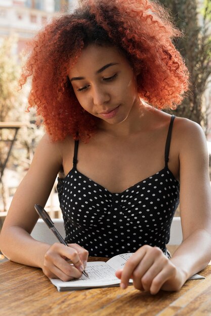 Mulher jogando sudoku sozinha