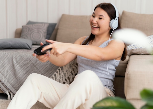 Mulher jogando videogame com o controle