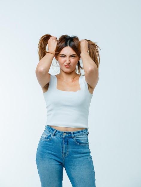 Mulher jovem a agarrar o cabelo com as mãos