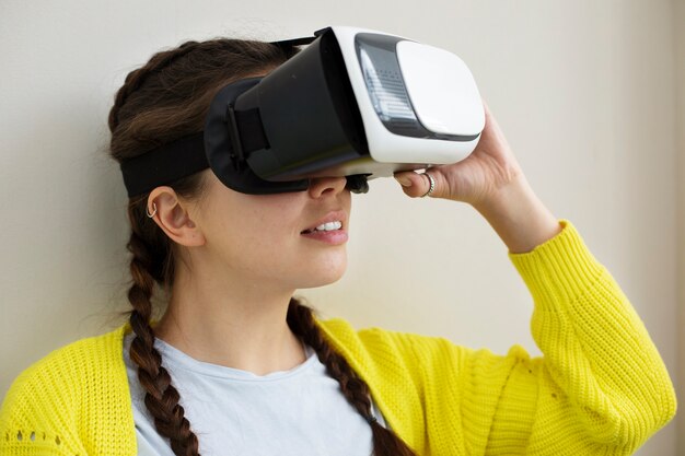 Mulher jovem a desfrutar da nova tecnologia contra óculos