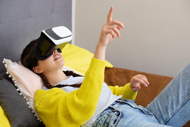 Mulher jovem a desfrutar da nova tecnologia contra óculos