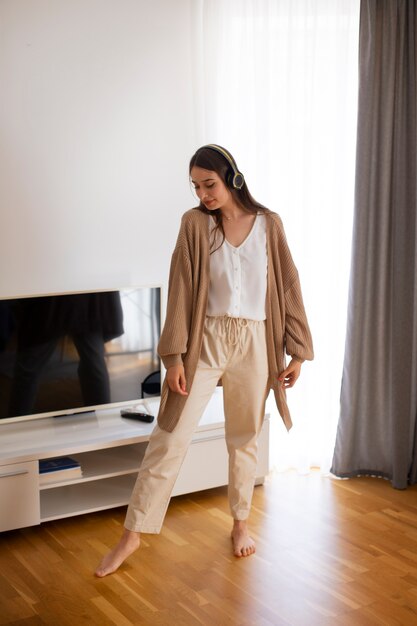 Mulher jovem a passar o tempo em casa.