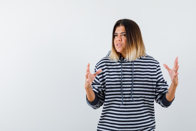 Foto grátis mulher jovem animada em fundo branco