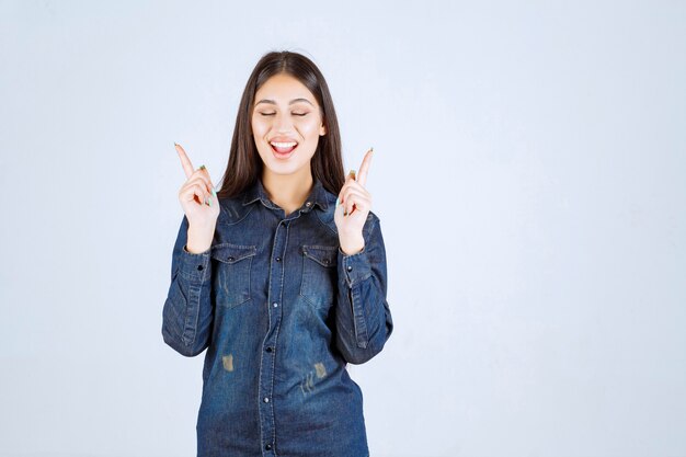 Mulher jovem apontando ou apresentando algo em ambos os lados