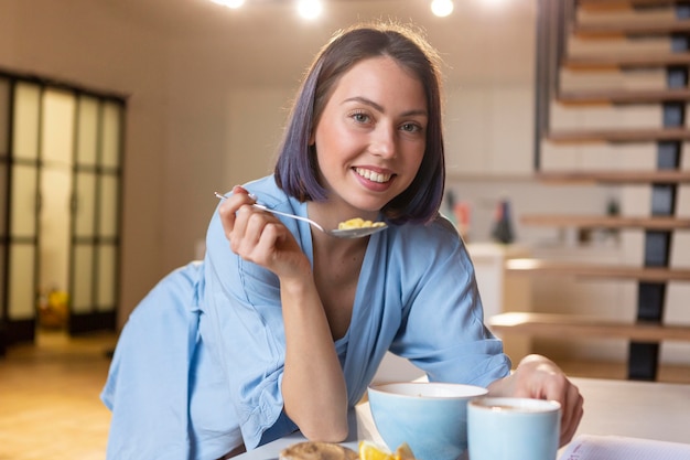 Mulher jovem aproveitando o tempo livre