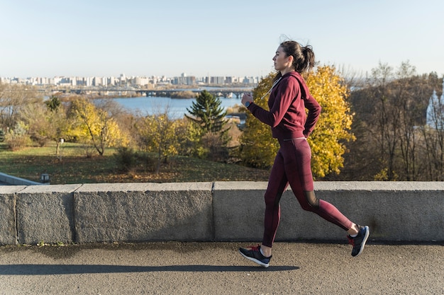 Mulher jovem apta correr ao ar livre