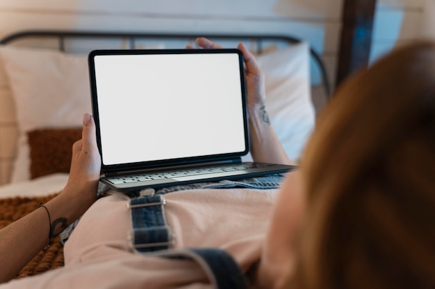 Mulher jovem assistindo a um filme sobre serviço de streaming em casa