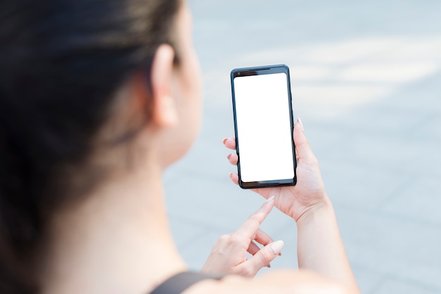 Mulher jovem atleta com um smartphone