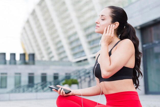 Mulher jovem atleta com um smartphone