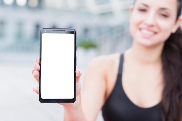 Mulher jovem atleta com um smartphone