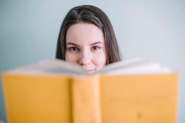 Mulher jovem, atrás de, livro