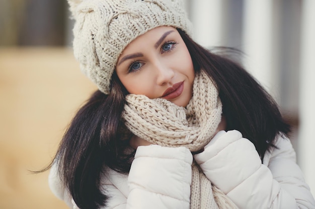 Mulher jovem bonita ao ar livre