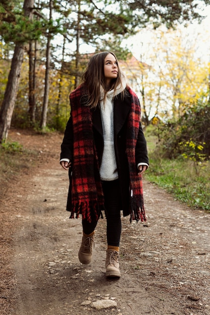 Mulher jovem caminhando na floresta