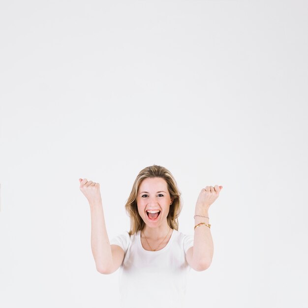 Foto grátis mulher jovem, celebrando, sucesso