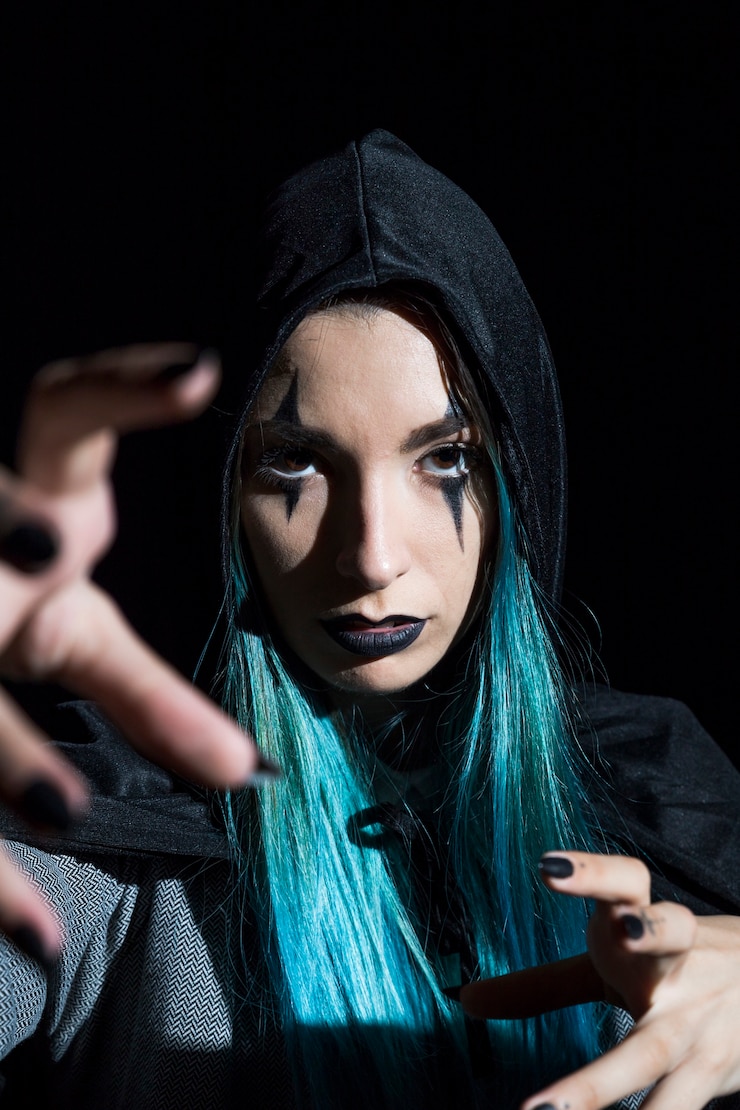 Foto grátis mulher jovem, com, arrepiado, maquilagem, em, capuz