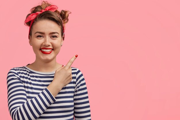 Mulher jovem com bandana vermelha e camisa listrada