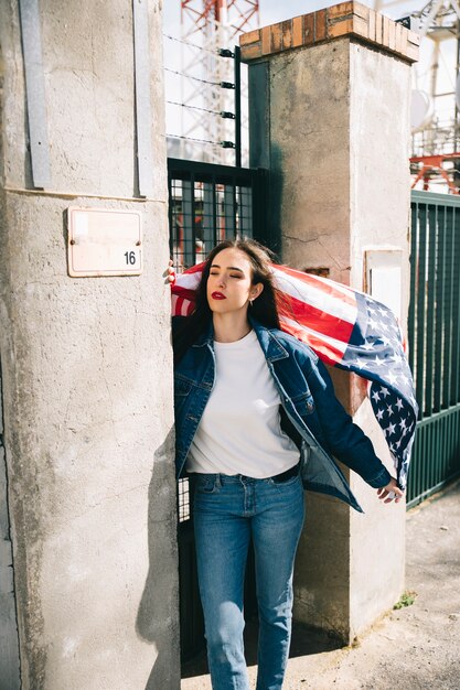 Mulher jovem, com, bandeira americana