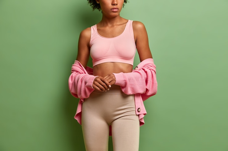 Foto grátis mulher jovem com blusa esporte e leggings