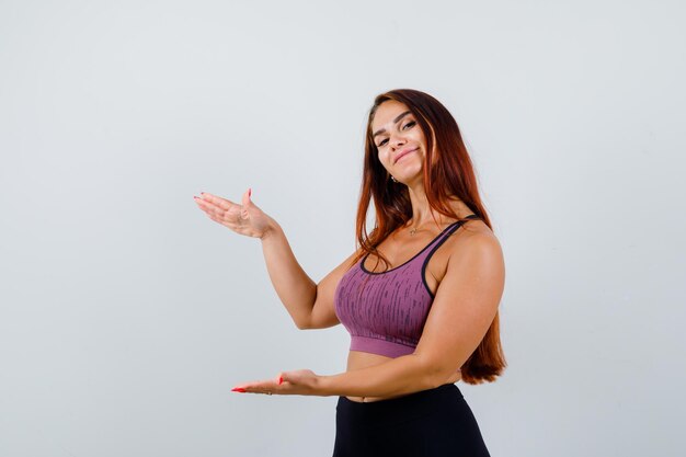 Foto grátis mulher jovem com cabelo comprido e roupa desportiva