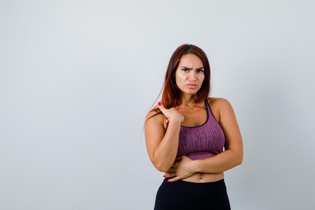 Mulher jovem com cabelo comprido e roupa desportiva