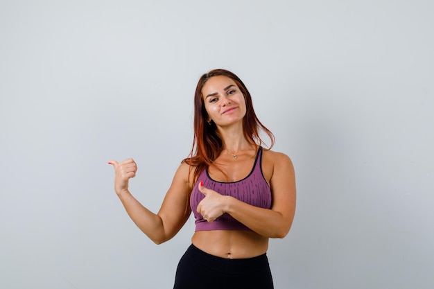 Mulher jovem com cabelo comprido e roupa desportiva