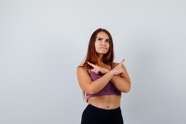 Mulher jovem com cabelo comprido e roupa desportiva