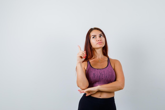 Mulher jovem com cabelo comprido e roupa desportiva