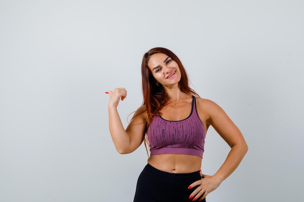 Mulher jovem com cabelo comprido e roupa desportiva