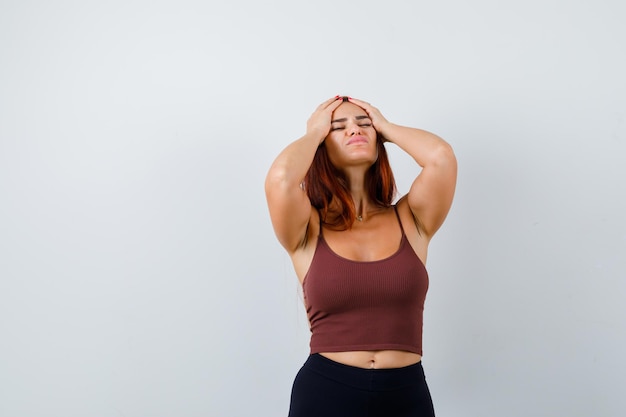 Mulher jovem com cabelo comprido e roupa desportiva